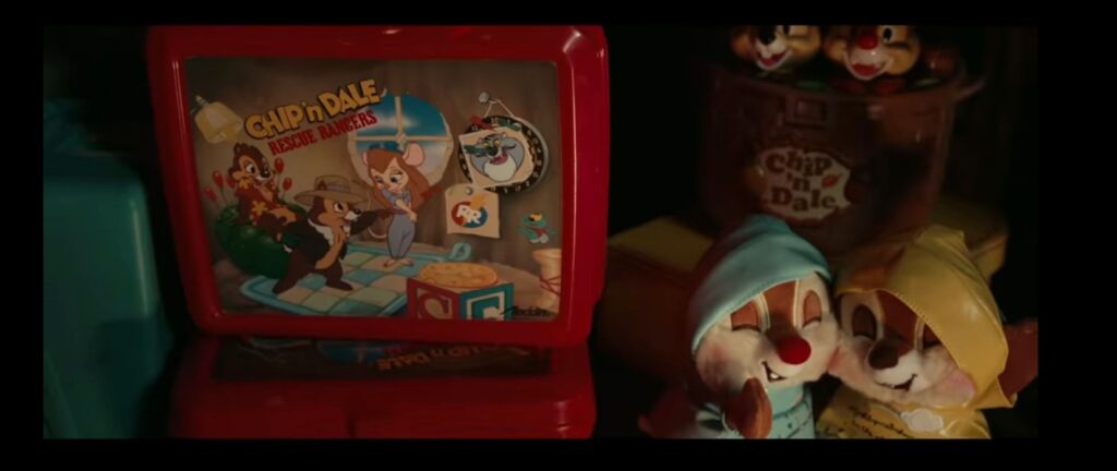 Imagen presenta peluches, cajas y otros juguetes de las dos ardillas. 