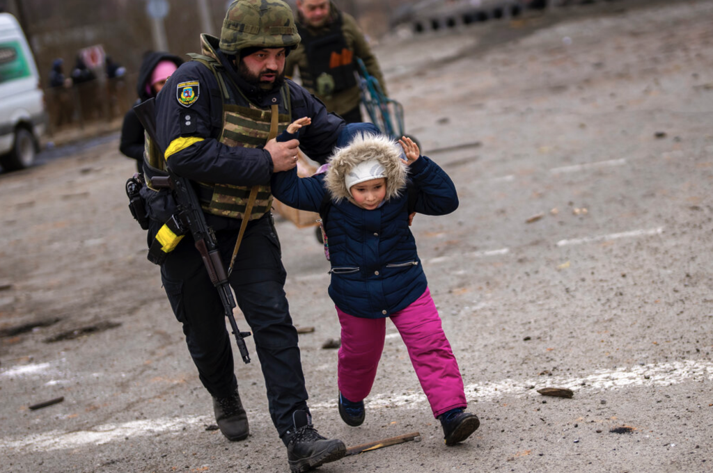 Policía ayuda a niña ucraniana