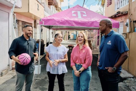 T-Mobile impulsa iniciativa comunitaria en Barriada Morales Giving Tuesday
