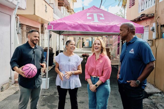 T-Mobile impulsa iniciativa comunitaria en Barriada Morales Giving Tuesday