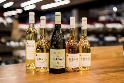 Oremus, de Hungría, es una bodega reconocida principalmente por la elaboración de vinos dulces de Tokaj.