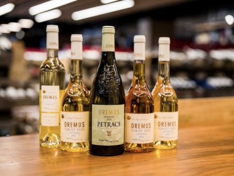 Tempos Vega Sicilia refuerza presencia en Puerto Rico Oremus, de Hungría, es una bodega reconocida principalmente por la elaboración de vinos dulces de Tokaj.