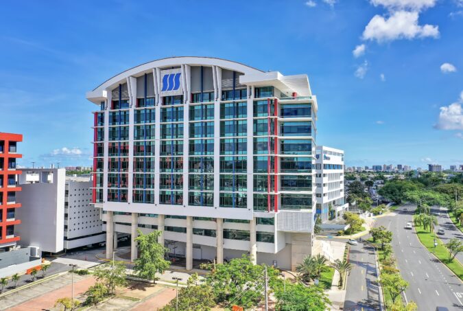 Fachada del Edificio Triple-S en la avenida Roosevelt, nueva sede de Vida y Propiedad.