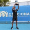 Nicholas Snyder sostiene el trofeo de campeón tras ganar la final masculina de El Nacional 2026 en Guaynabo.
