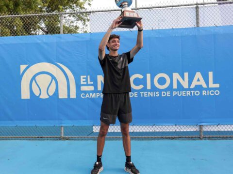 Nicholas Snyder sostiene el trofeo de campeón tras ganar la final masculina de El Nacional 2026 en Guaynabo.