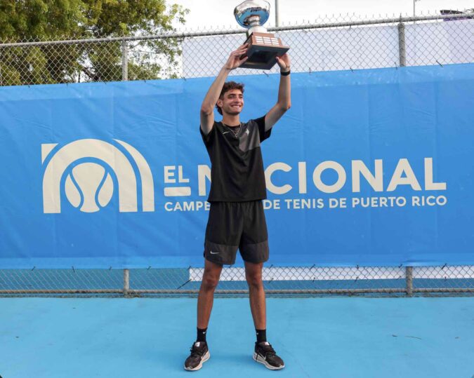 Snyder y Kettlewell se imponen en el torneo más importante del tenis boricua Nicholas Snyder sostiene el trofeo de campeón tras ganar la final masculina de El Nacional 2026 en Guaynabo.