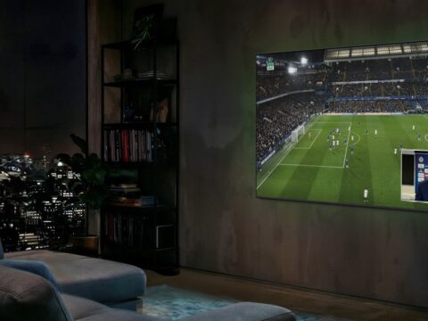Samsung presenta funciones inteligentes para disfrutar el fútbol en casa Pantalla Samsung reproduce un evento deportivo mientras Vision AI Companion mejora automáticamente la experiencia visual.