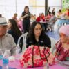 Puerto Rico enfrenta calor histórico y activan campaña para proteger adultos mayores Voluntarios orientan a adultos mayores sobre medidas de prevención ante el calor extremo durante una actividad comunitaria en Puerto Rico.
