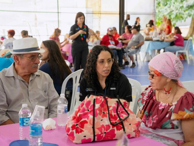 Puerto Rico enfrenta calor histórico y activan campaña para proteger adultos mayores Voluntarios orientan a adultos mayores sobre medidas de prevención ante el calor extremo durante una actividad comunitaria en Puerto Rico.