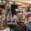 Artesanos exhiben piezas tradicionales y contemporáneas durante la Feria Anual de Artesanía en Plaza Las Américas.