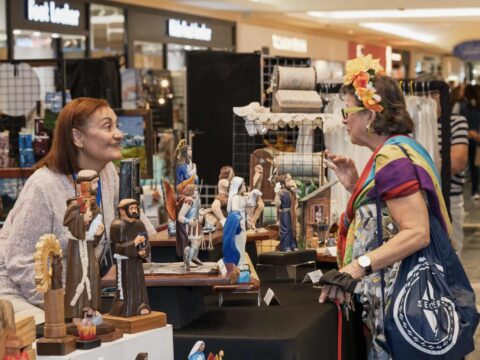Artesanos exhiben piezas tradicionales y contemporáneas durante la Feria Anual de Artesanía en Plaza Las Américas.