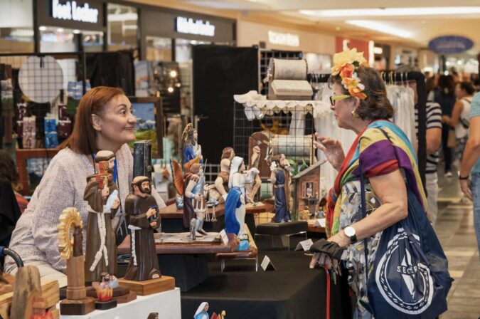 Artesanos exhiben piezas tradicionales y contemporáneas durante la Feria Anual de Artesanía en Plaza Las Américas.