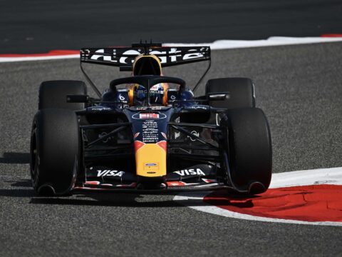 Monoplaza de Fórmula 1 compite en el circuito de São Paulo, sede del Grand Prix de Brasil.