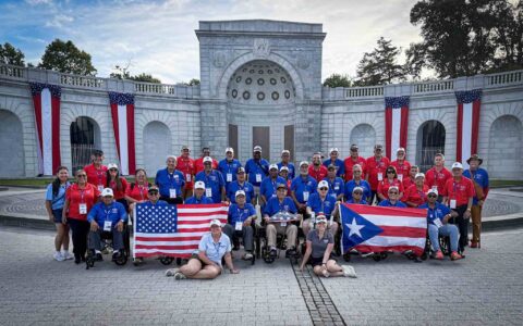 Veteranos puertorriqueños regresan de “Vuelo de Honor” a Washington tras visitar memoriales nacionales Grupo de excombatientes de Puerto Rico posa durante su visita a memoriales dedicados a veteranos en Washington.