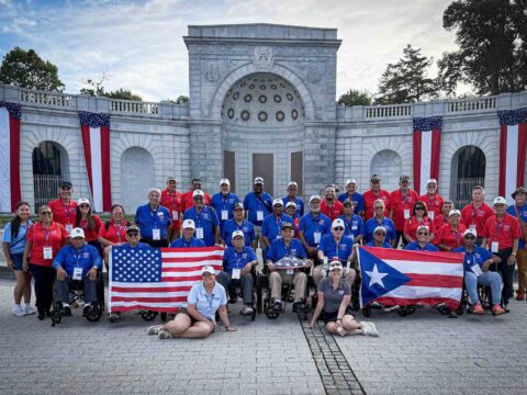 Veteranos puertorriqueños regresan de “Vuelo de Honor” a Washington tras visitar memoriales nacionales Grupo de excombatientes de Puerto Rico posa durante su visita a memoriales dedicados a veteranos en Washington.