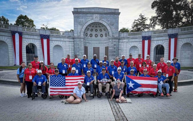Grupo de excombatientes de Puerto Rico posa durante su visita a memoriales dedicados a veteranos en Washington.