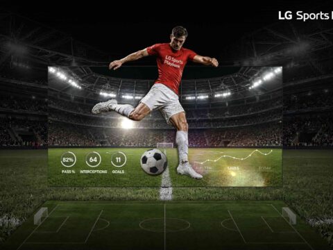 Televisor LG Smart TV muestra estadísticas deportivas en tiempo real y resultados de partidos mediante Sports Playbook.