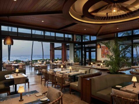 Vista del COA Bar & Lounge preparado para la celebración del Día de los Padres en Dorado Beach.