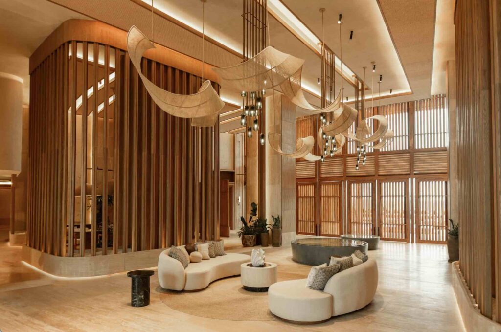 Interior del lobby de The St. Regis Costa Mujeres con diseño inspirado en la herencia maya y materiales artesanales. (Suministrada)