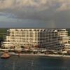 St. Regis inaugura nuevo resort de lujo en Costa Mujeres, Cancún Vista panorámica de The St. Regis Costa Mujeres Resort frente a las playas de arena blanca del Caribe mexicano.