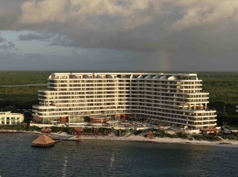 St. Regis inaugura nuevo resort de lujo en Costa Mujeres, Cancún Vista panorámica de The St. Regis Costa Mujeres Resort frente a las playas de arena blanca del Caribe mexicano.