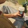 Nueva línea de bebidas con proteína llega a Starbucks Puerto Rico Consumidor sostiene una bebida Starbucks con Protein Cold Foam durante la temporada de verano.