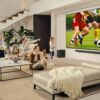 Cinco claves para escoger un televisor ideal para ver el Mundial de Fútbol en casa Televisor de alta definición muestra una jugada de fútbol con imágenes nítidas y colores intensos en una sala moderna.