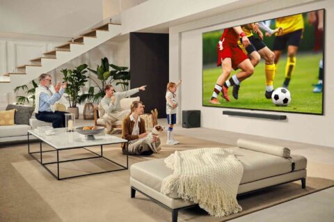 Cinco claves para escoger un televisor ideal para ver el Mundial de Fútbol en casa Televisor de alta definición muestra una jugada de fútbol con imágenes nítidas y colores intensos en una sala moderna.
