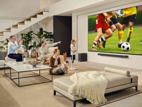 Cinco claves para escoger un televisor ideal para ver el Mundial de Fútbol en casa Televisor de alta definición muestra una jugada de fútbol con imágenes nítidas y colores intensos en una sala moderna.