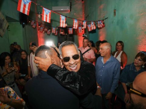 Tito Nieves celebra el lanzamiento de “Desde el Corazón” en Viejo San Juan Tito Nieves durante la presentación exclusiva de su álbum Desde el Corazón en La Factoría, en Viejo San Juan.