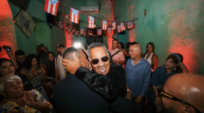 Tito Nieves durante la presentación exclusiva de su álbum Desde el Corazón en La Factoría, en Viejo San Juan.