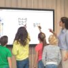 ViewSonic amplía su portafolio de pantallas colaborativas con la serie IFP41 Pantalla interactiva ViewBoard IFP41 de ViewSonic utilizada en un entorno educativo con contenido digital en resolución 4K.