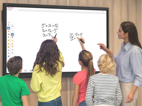 ViewSonic amplía su portafolio de pantallas colaborativas con la serie IFP41 Pantalla interactiva ViewBoard IFP41 de ViewSonic utilizada en un entorno educativo con contenido digital en resolución 4K.