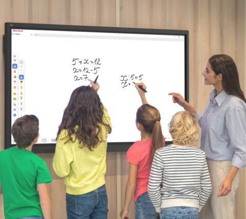 Pantalla interactiva ViewBoard IFP41 de ViewSonic utilizada en un entorno educativo con contenido digital en resolución 4K.