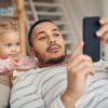 Samsung comparte consejos para capturar recuerdos inolvidables este Día de los Padres Samsung destaca cómo la tecnología Galaxy ayuda a los padres a capturar y preservar recuerdos familiares importantes.