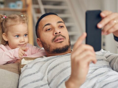Samsung comparte consejos para capturar recuerdos inolvidables este Día de los Padres Samsung destaca cómo la tecnología Galaxy ayuda a los padres a capturar y preservar recuerdos familiares importantes.