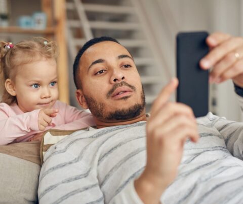 Samsung destaca cómo la tecnología Galaxy ayuda a los padres a capturar y preservar recuerdos familiares importantes.