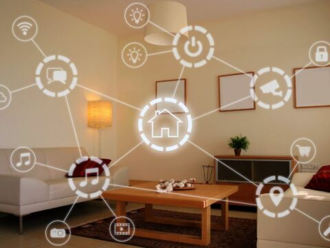 Hogar equipado con dispositivos conectados que facilitan la automatización de tareas diarias.
