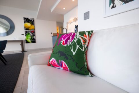 Arte contemporáneo transforma suites de La Concha Resort en Condado Obras de arte contemporáneo.