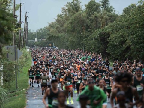 Miles de personas corren el Garnier Green Road 5K.