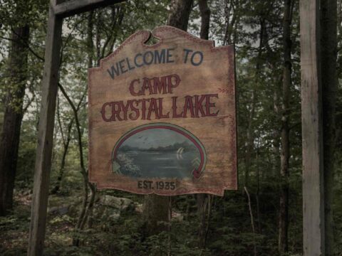 Letrero de Camp Crystal Lake