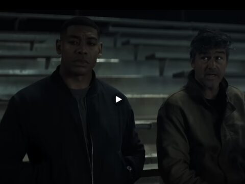 Fotografía oficial de Kyle Chandler y Aaron Pierre caracterizados como Hal Jordan y John Stewart.