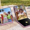 Samsung lleva la tendencia de “farmear aura” al Galaxy Z Flip8 Galaxy Z Flip8 colocado sobre una superficie en Flex Mode para capturar contenido desde un ángulo manos libres.