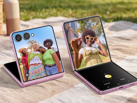 Galaxy Z Flip8 colocado sobre una superficie en Flex Mode para capturar contenido desde un ángulo manos libres.