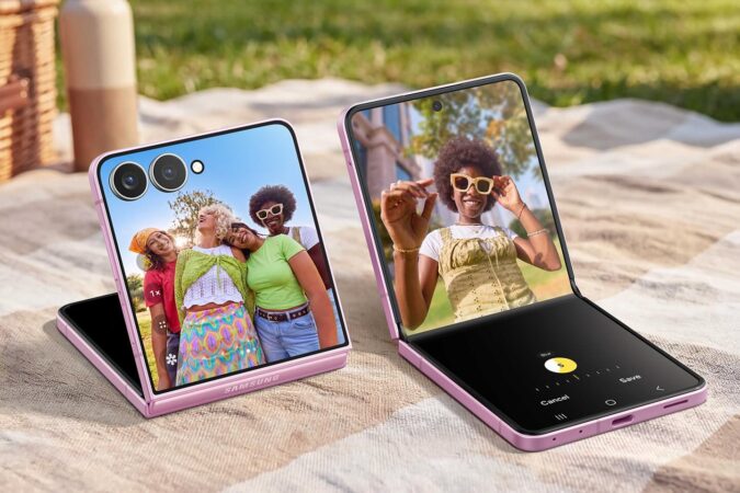 Galaxy Z Flip8 colocado sobre una superficie en Flex Mode para capturar contenido desde un ángulo manos libres.