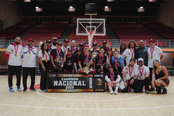 Jugadoras de las Gigantes de Carolina durante la celebración del campeonato de la LBPF 2026 en Carolina.