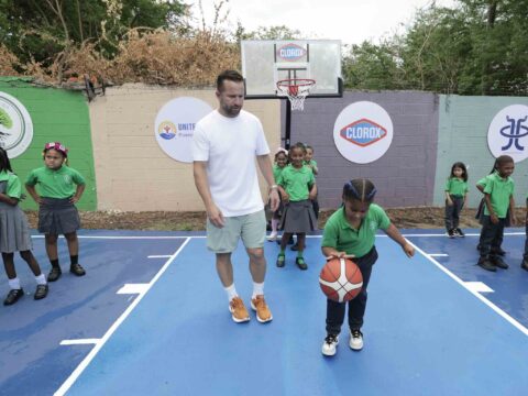 Clorox inaugura cancha deportiva en Loíza como parte de su iniciativa “El presente tiene futuro” Estudiantes estrenaron la cancha con una clínica de baloncesto junto a JJ Barea.
