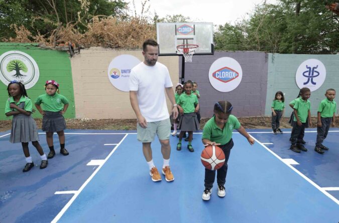 Clorox inaugura cancha deportiva en Loíza como parte de su iniciativa “El presente tiene futuro” Estudiantes estrenaron la cancha con una clínica de baloncesto junto a JJ Barea.