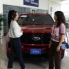 Ford presenta “Blue Advantage Gold Certified” en Puerto Rico Cliente observa un vehículo Ford usado certificado disponible bajo el programa Blue Advantage Gold Certified.