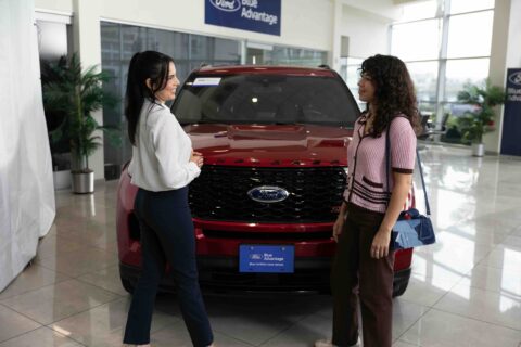 Ford presenta “Blue Advantage Gold Certified” en Puerto Rico Cliente observa un vehículo Ford usado certificado disponible bajo el programa Blue Advantage Gold Certified.